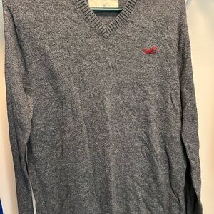 Hollister Men's Grey V-Neck Sweater